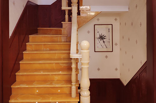 定远中式别墅室内汉白玉石楼梯的定制安装装饰效果